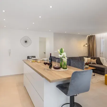 Luxury Apartment Silvery In Split Center With Jacuzzi, Sauna And Parking Exterior photo